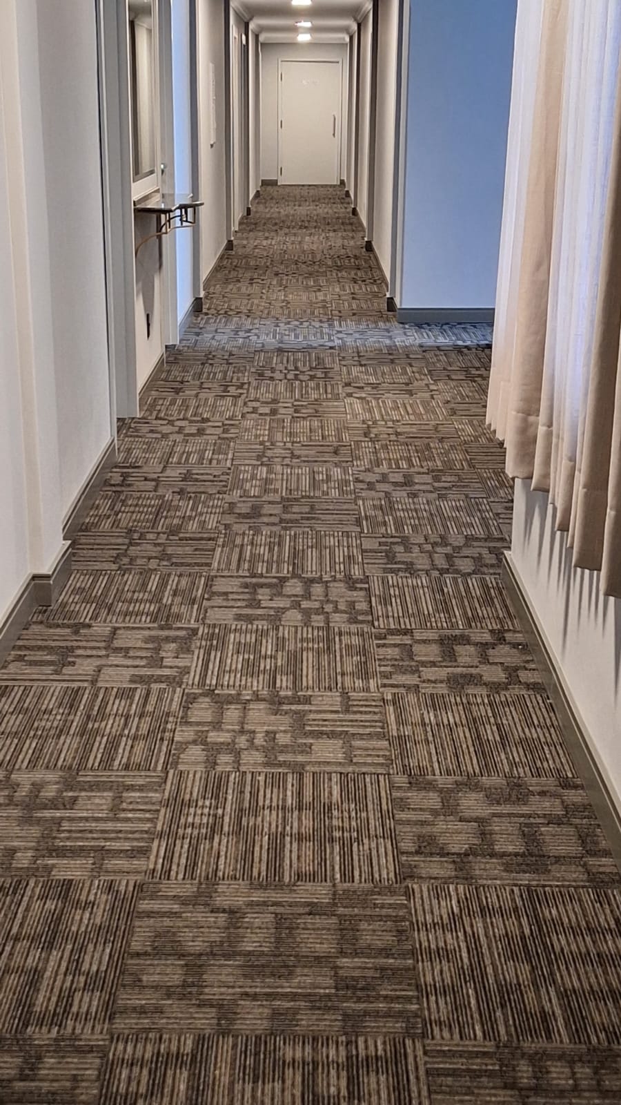 Carpete modular instalado em corredor